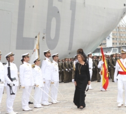 Su Majestad la Reina, acompañada por el almirante jefe de Estado Mayor de la Armada, pasa revista a la Fuerza